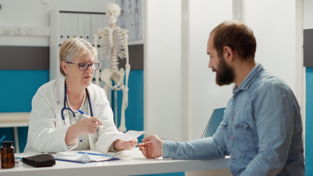 medecin-principal-patient-malade-assistant-visite-controle-sante-dans-cabinet-recevant-ordonnance-pour-acheter-traitement-medicaments-apres-rendez-vous-declaration-maladie-lors-consultation